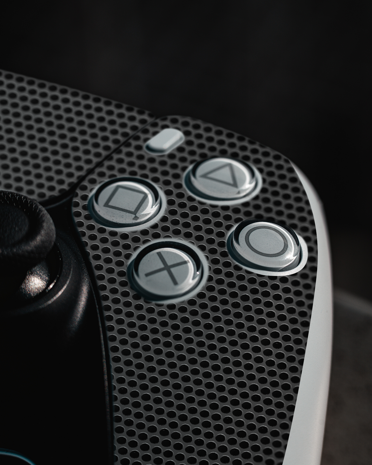 Carbon II Console Skin Sony PlayStation 5 DualSense Wireless Controller: Detail shot